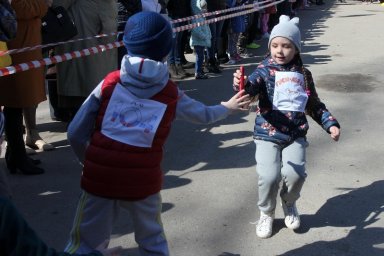 Более тысячи легкоатлетов приняли участие в районных эстафетах.