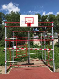В городских дворах продолжаются работы по установке новых спортивных площадок