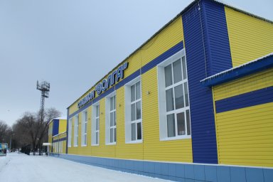 На стадионе «Волга» устанавливают зрительские трибуны